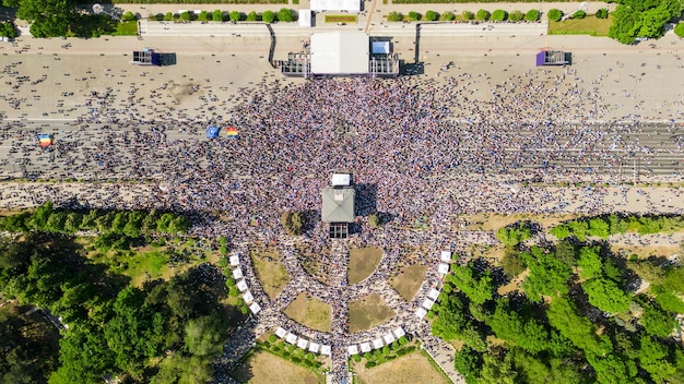 Luchtfoto drone verticale weergave van de bijeenkomst ter ondersteuning van de Europese integratie van het land