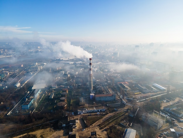 Luchtfoto drone weergave van Chisinau. Thermisch station met rook die uit de buis komt. Gebouwen en wegen. Mist in de lucht. Moldavië
