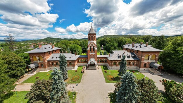 Luchtfoto drone-weergave van de bisschoppelijke kerk in het Curtea de Arges-klooster in Roemenië