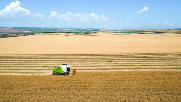 Luchtfoto drone-weergave van de oogstmachine die gewassen verzamelt