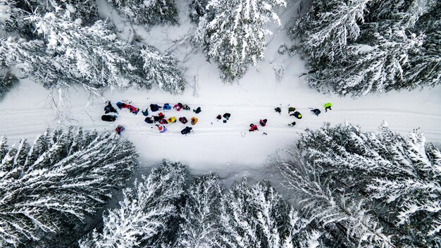 Luchtfoto drone-weergave van een wandeltocht in de winter Karpaten Roemenië Rustende groep mensen