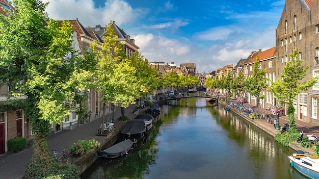 Luchtfoto drone weergave van leiden stadsgezicht stadsgezicht van bovenaf, typisch nederlandse stadshorizon met grachten en huizen, holland, nederland