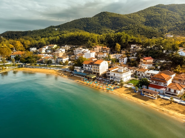 Gratis foto luchtfoto drone weergave van olympiada dorp in halkidiki griekenland