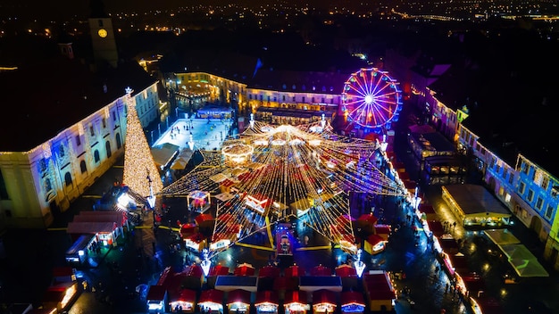 Luchtfoto drone-weergave van The Big Square ingericht voor Kerstmis in Sibiu, Roemenië