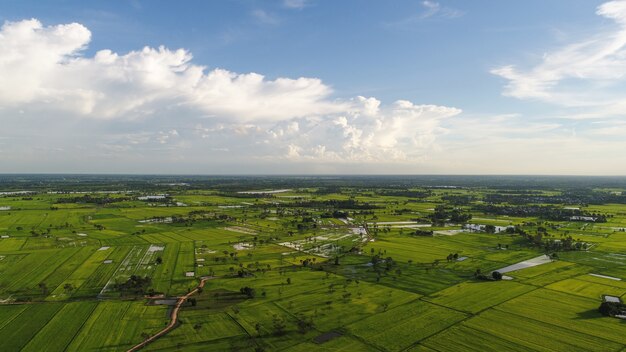 Luchtfoto over klein dorp, Landweg.