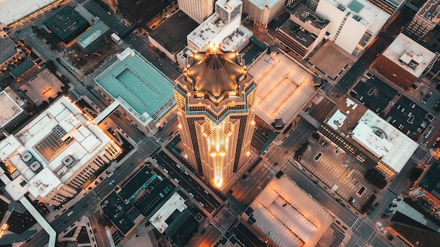 Luchtfoto overhead van moderne architectuur met wolkenkrabbers en andere zakelijke gebouwen