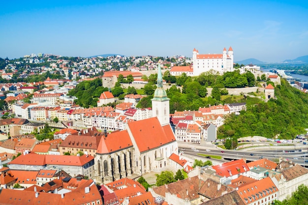 Luchtfoto panoramisch uitzicht op de stad bratislava. bratislava is een hoofdstad van slowakije. Premium Foto