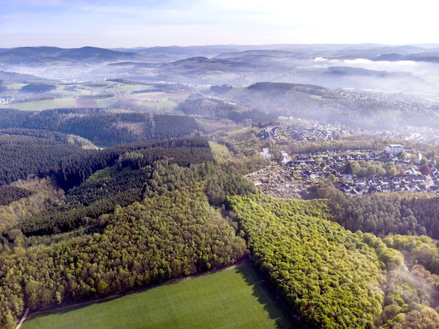 Luchtfoto uitzicht op prachtige groene velden en huizen op het platteland op een zonnige dag