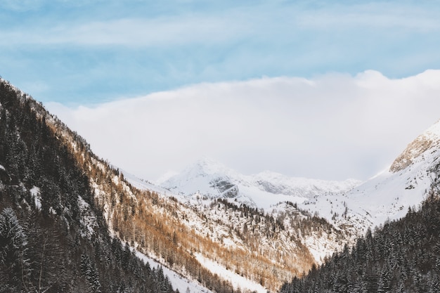 Luchtfoto van besneeuwde berg