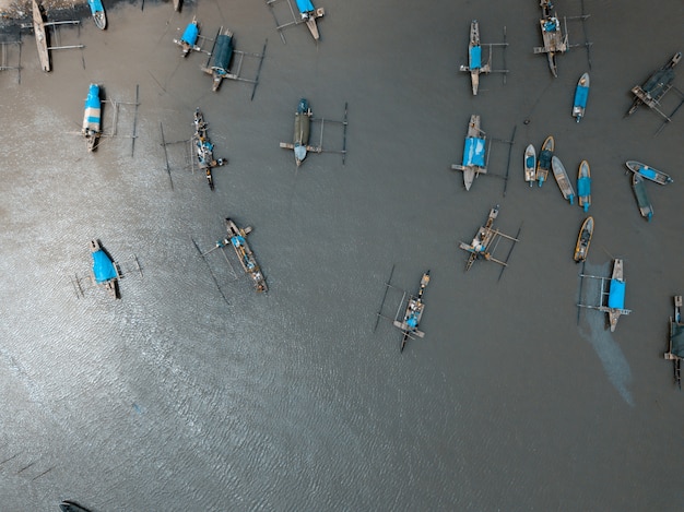 Luchtfoto van boten zeilen op de zee