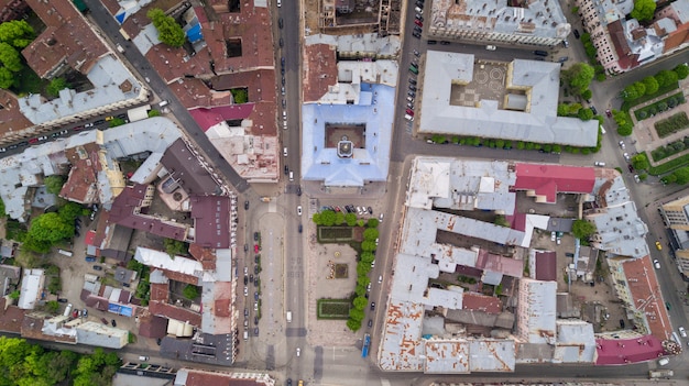 Luchtfoto van chernivtsi gebouwen en straat van de Europese stad