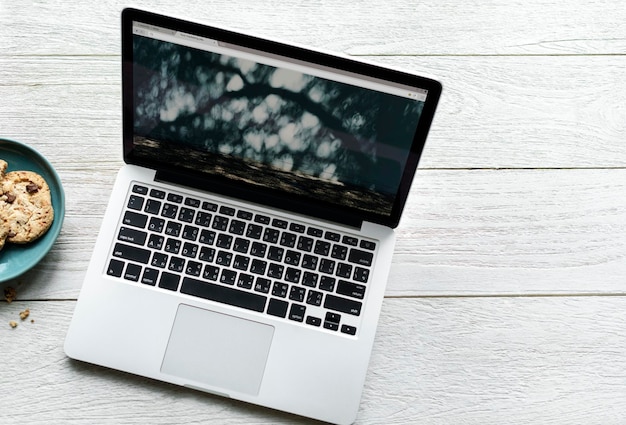 Luchtfoto van computer laptop op houten tafel