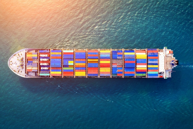 Gratis Foto luchtfoto van container vrachtschip in zee.