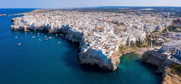 Luchtfoto van de Adriatische zee en het stadsbeeld van Polignano a Mare, Apulië, Zuid-Italië