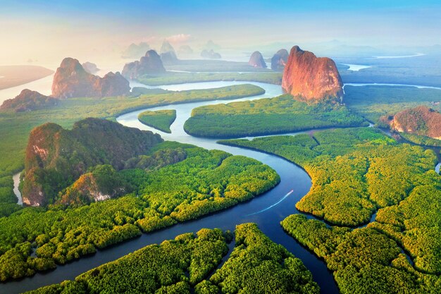 Luchtfoto van de baai van Phang Nga met bergen bij zonsopgang in Thailand.