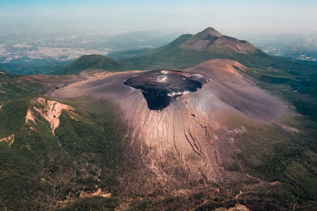 Luchtfoto van de betoverende krater tussen het groen