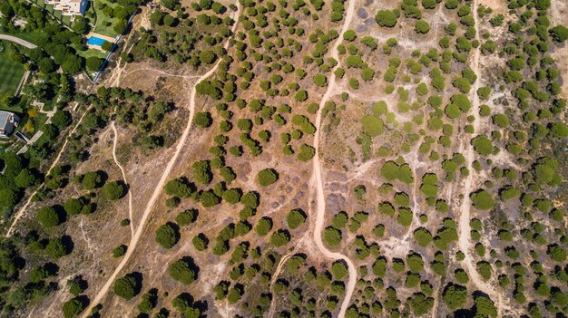 Luchtfoto van de dorpskust Algarve, Portugal. Concept voor bovenstaand strand van Portugal. Zomervakanties