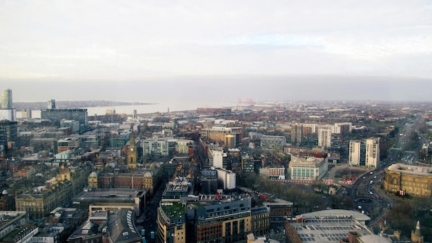 Gratis foto luchtfoto van de liverpool vanuit een uitkijkpunt verenigd koninkrijk oude en moderne gebouwen