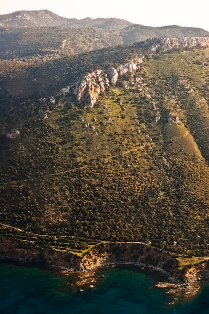 Luchtfoto van de mediterrane kustlijn
