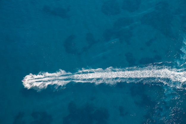 Luchtfoto van de persoon met jetski