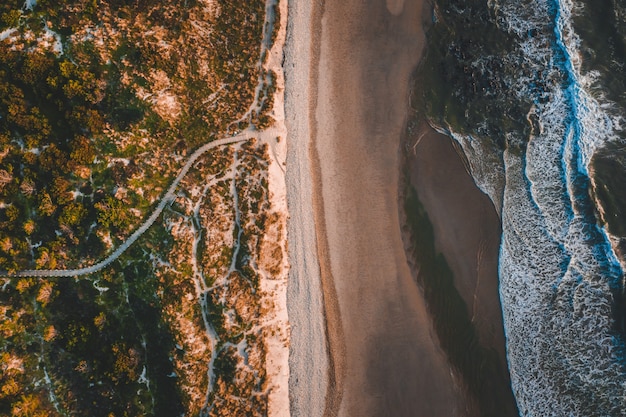 Luchtfoto van de prachtige kustlijn met een zandstrand