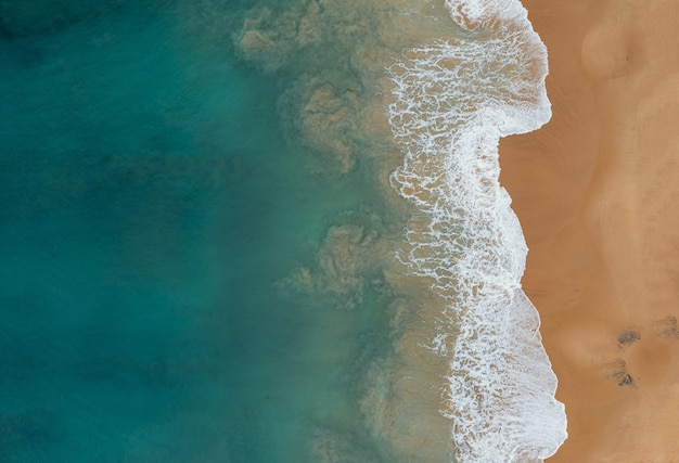 Luchtfoto van de prachtige oceaan golven ontmoeten van het zand op het strand