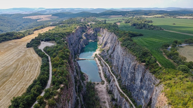 Luchtfoto van de prachtige velka amerika-canyon in tsjechië