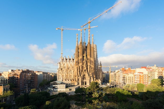 Luchtfoto van de sagrada familia, een grote rooms-katholieke kerk in barcelona, spanje. Premium Foto