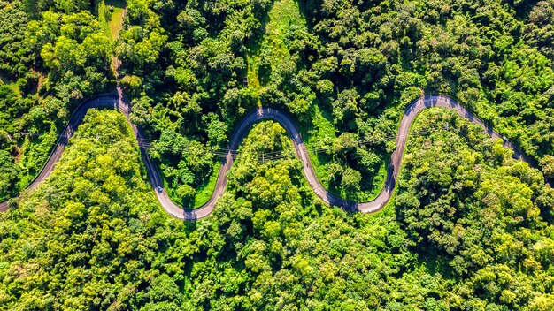 Luchtfoto van de weg in de bergen.