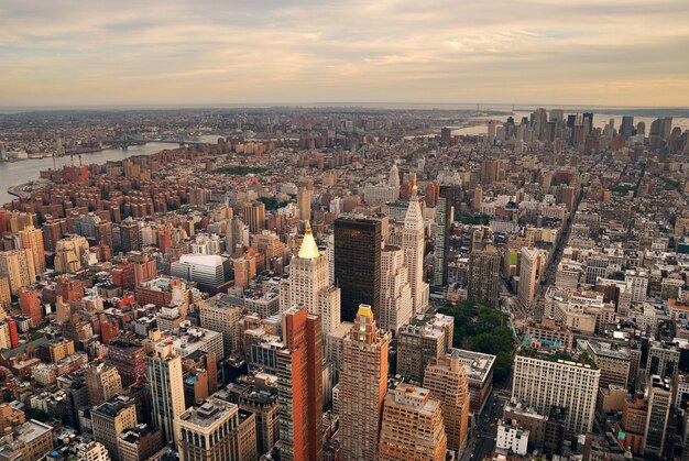 Luchtfoto van de zonsonderganghorizon van Manhattan