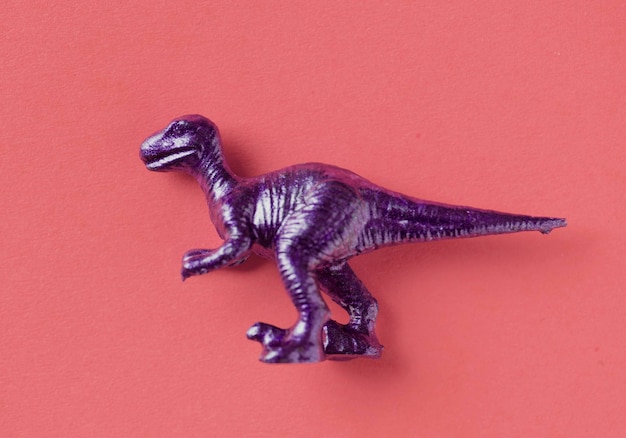 Gratis foto luchtfoto van dinosaurus speelgoed met kleurrijke achtergrond