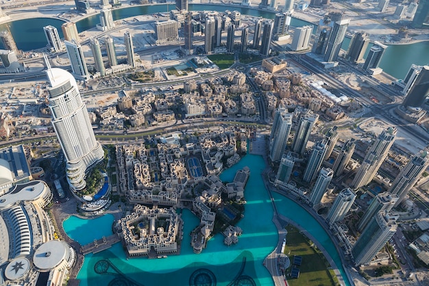 Luchtfoto van Dubai stad vanaf de top van een toren.