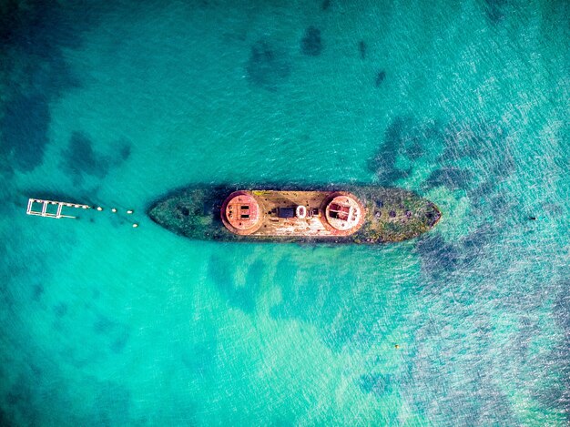 Luchtfoto van een blauwe zee en een boot