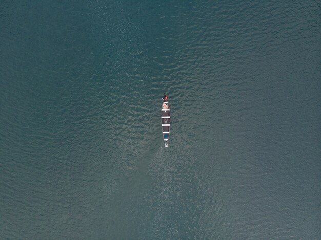 Luchtfoto van een boot in de Spiti-rivier, India