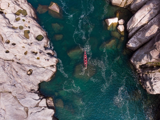 Luchtfoto van een boot in de spiti-rivier, india