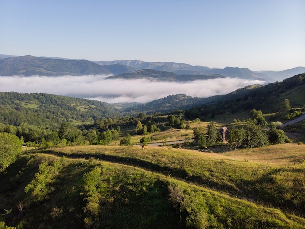 Luchtfoto van een geweldig berglandschap in het natuurpark Apuseni, Transsylvanië, Roemenië