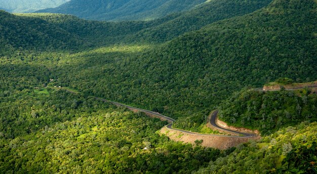 Luchtfoto van een kronkelende weg in de schilderachtige groene bergen