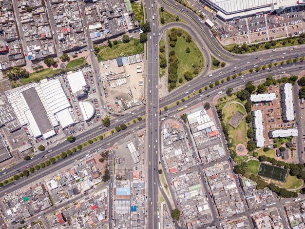 Luchtfoto van een landschap van een stad met veel snelwegen, gebouwen en transport