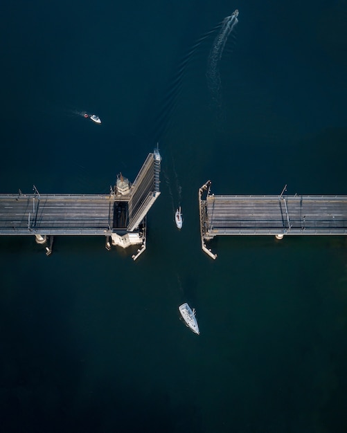 Gratis foto luchtfoto van een openingsbrug