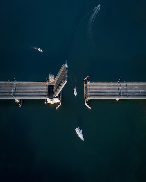 Luchtfoto van een openingsbrug