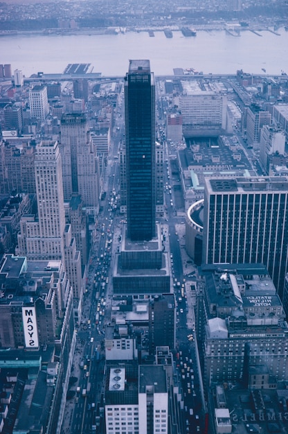 Luchtfoto van een prachtige wolkenkrabber in new york city - ideaal voor wallpapers