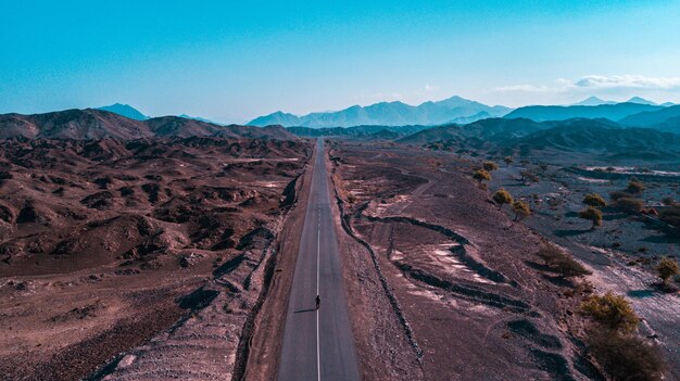 Luchtfoto van een snelweg in de heuvels in de VAE