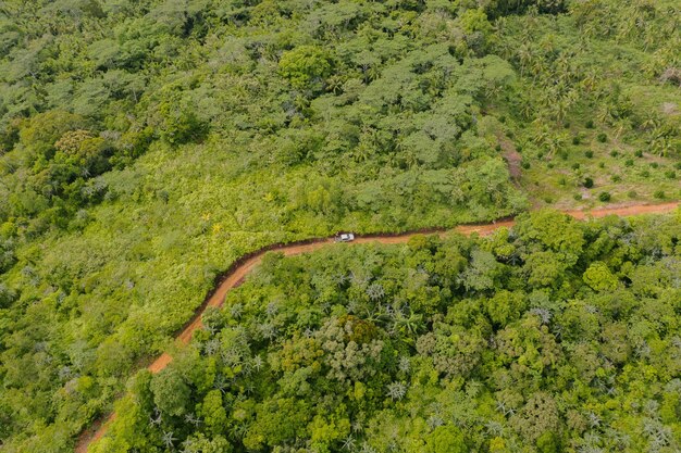 Luchtfoto van een vrachtwagen die naar de kronkelende weg van de bergtop rijdt