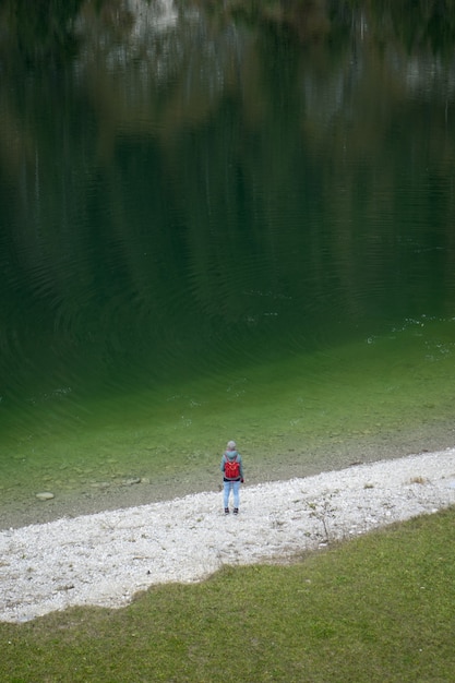 Luchtfoto van een vrouw die bij het Sylvenstein-meer in Duitsland staat