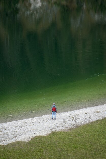 Luchtfoto van een vrouw die bij het Sylvenstein-meer in Duitsland staat