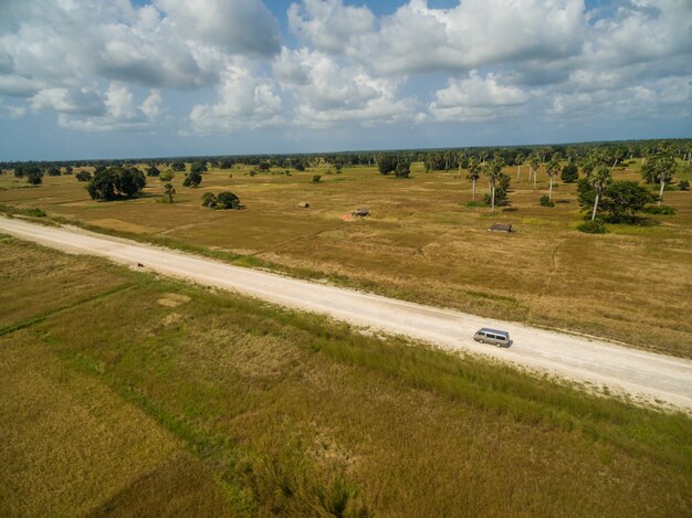 Luchtfoto van een weg omgeven door gras bedekte velden gevangen in Zanzibar, Afrika