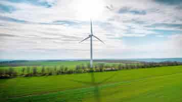 Gratis foto luchtfoto van een werkende windturbine in moldavië