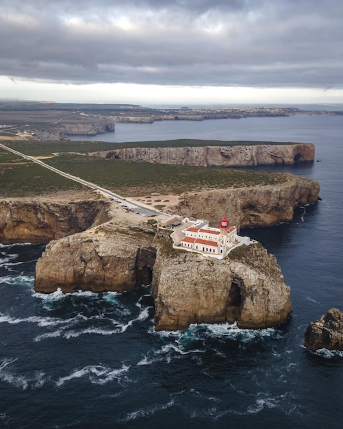 Gratis foto luchtfoto van farol do cabo de sao vicente, een prachtige vuurtoren