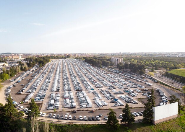 Luchtfoto van geparkeerde voertuigen