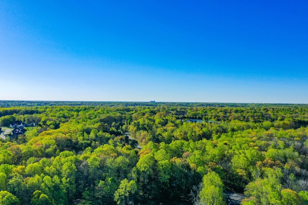 Luchtfoto van Greensboro, North Carolina, aan de horizon op een heldere lentedag